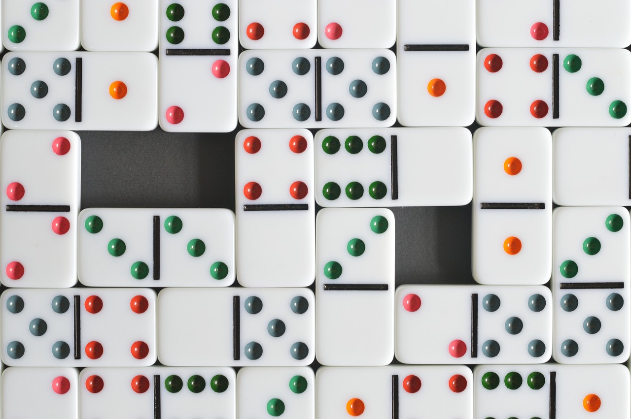 Jak grać w domino? – zasady popularnej gry
